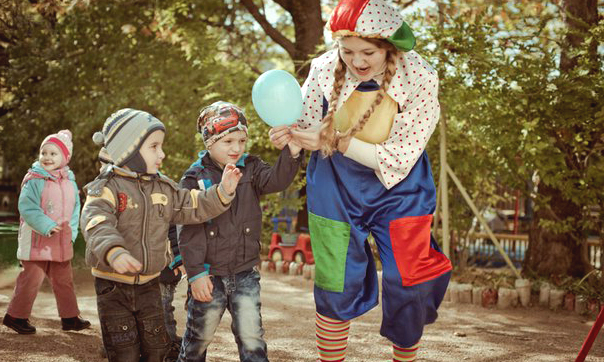 клоун с детьми на празднике