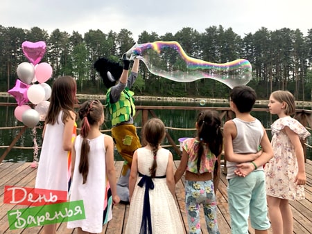 Аниматор Троль Цветан делает гигантский мыльный пузырь на детском празднике