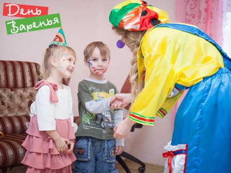Клоун здоровается с детьми на празднике