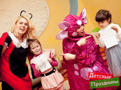 Лунтик и Мила играют с детьми