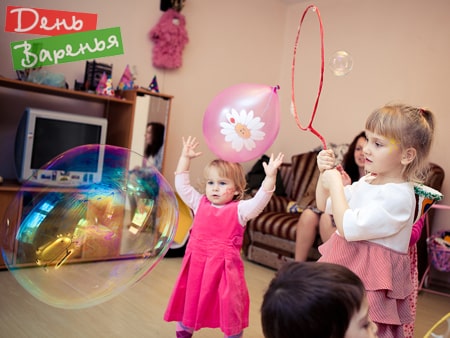 Девочка удивляется мыльному пузырю на празднике
